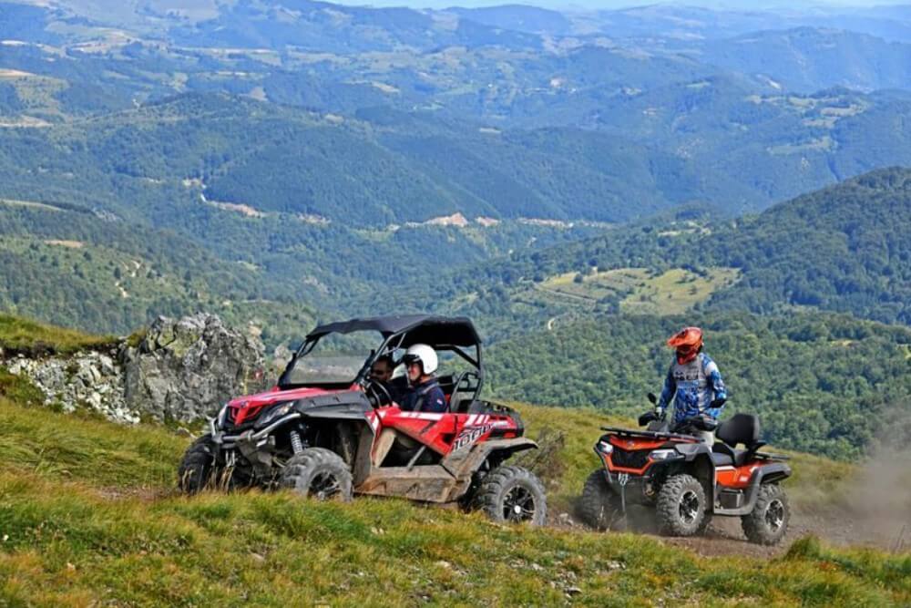 CFMOTO i Land Rover 1