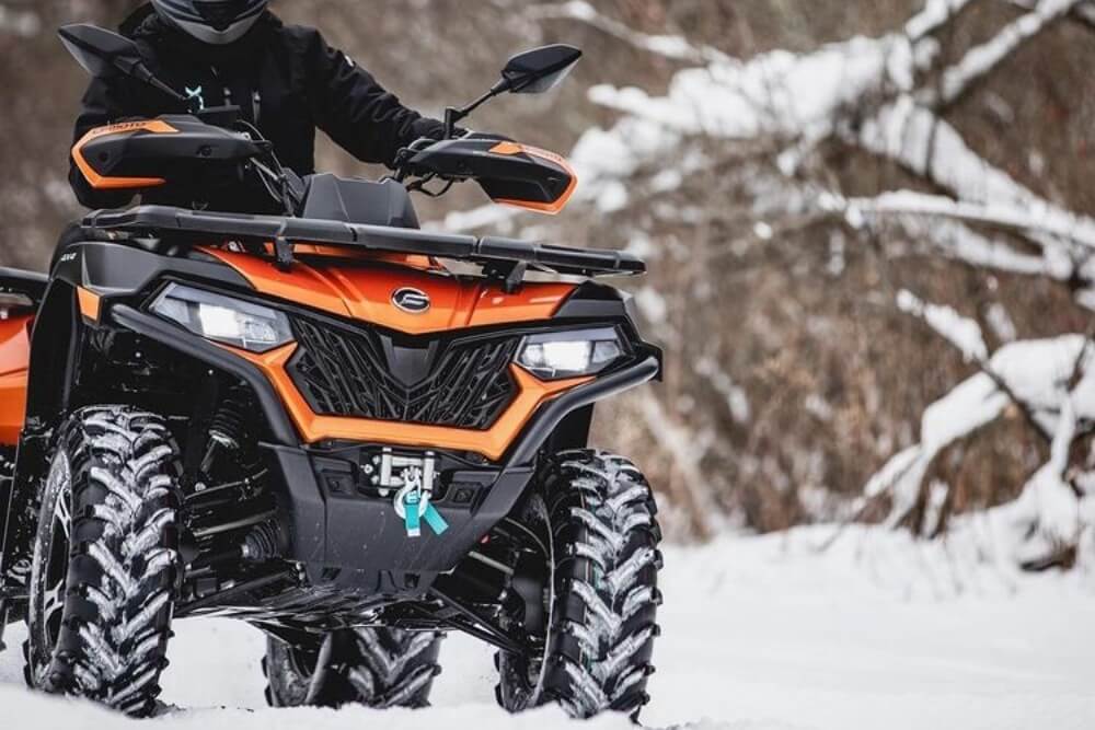 vožnja ATV vozila po snegu CFMOTO 1