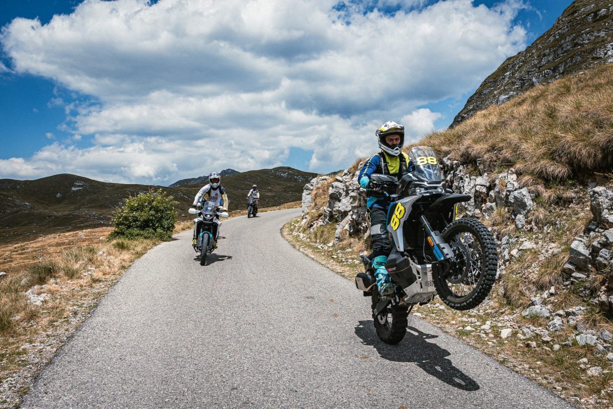 cfmoto adv summit 